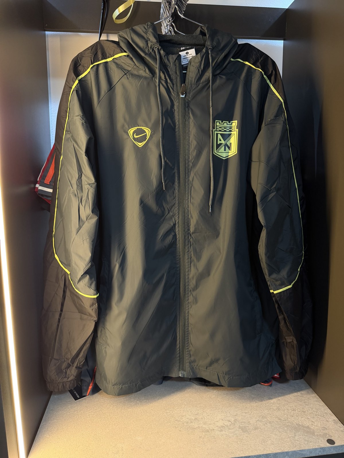 CHAQUETA ROMPEVIENTOS ATLÉTICO NACIONAL AIR MAX