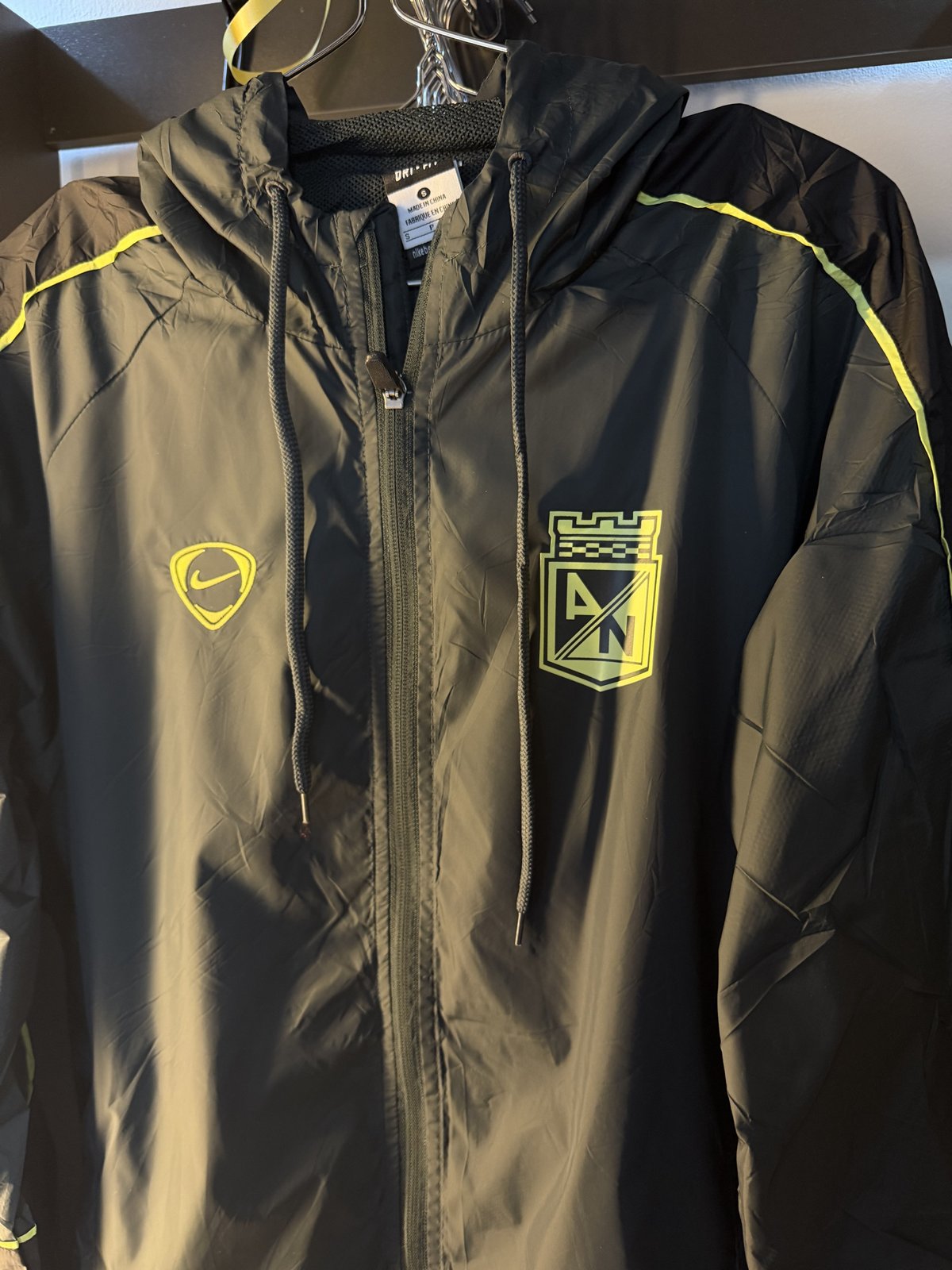 CHAQUETA ROMPEVIENTOS ATLÉTICO NACIONAL AIR MAX